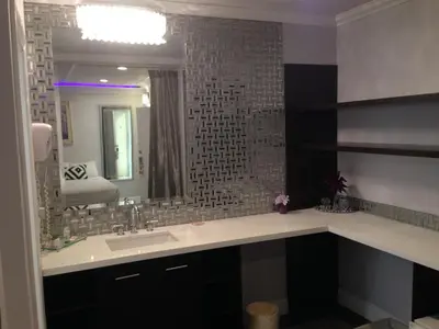 a bathroom with a sink and a mirror at Hollywood VIP Hotel in Los Angeles