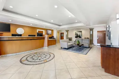 a lobby of a hotel with a reception desk and a lobby at Best Western Plus Country Park Hotel in Tehachapi