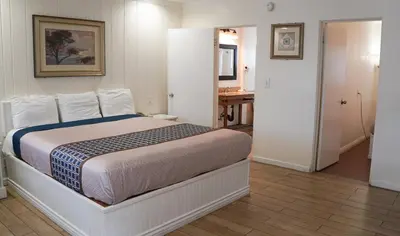 a bedroom with a bed and a bathroom at 777 Motor Inn in Sherman Oaks