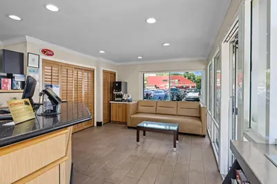 a lobby with a couch and a waiting room at Del Sol Inn Anaheim in Anaheim