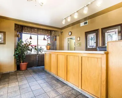 a restaurant with a bar in a room at California Inn and Suites Bakersfield in Bakersfield