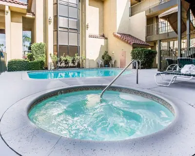 a hot tub in the middle of a courtyard at California Inn and Suites Bakersfield in Bakersfield