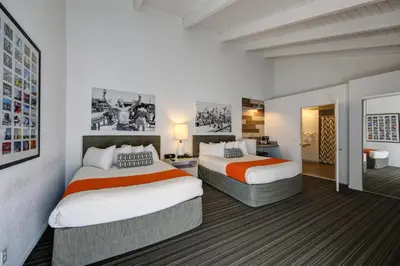 two beds in a hotel room with two beds sidx sidx sidx at Inn at Venice Beach in Los Angeles