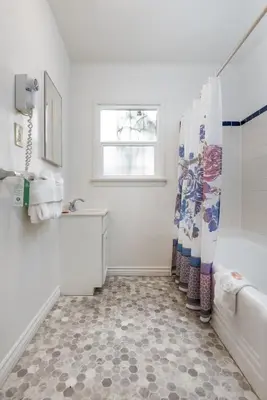 a bathroom with a tub and a shower curtain at Wilshire Motel in Los Angeles
