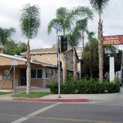 a street corner with a traffic light and a motel at Hyland Inn Van Nuys in Van Nuys