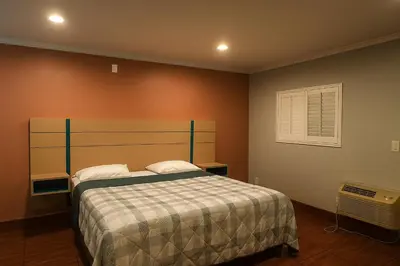 a bedroom with a large bed in a room at Sand Piper Motel - Los Angeles in Los Angeles