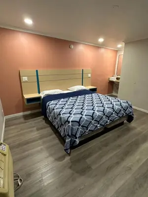 a bedroom with a large bed in a room at Sand Piper Motel - Los Angeles in Los Angeles