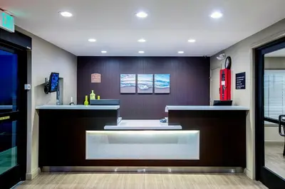 a waiting room with a counter in a store at The Hotel 39 in Westminster