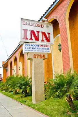 a building with a sign for an inn room review at Diamond Inn in Inglewood