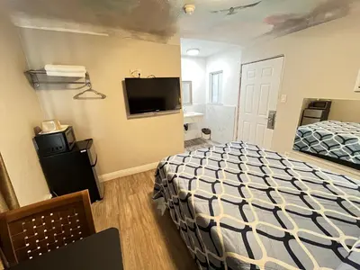 a bedroom with a bed and a flat screen tv at Griffith Park Motel, in Los Angeles Hollywood Area in Glendale