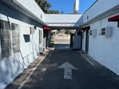 an alley with an arrow painted on the side of a building at Griffith Park Motel, in Los Angeles Hollywood Area in Glendale