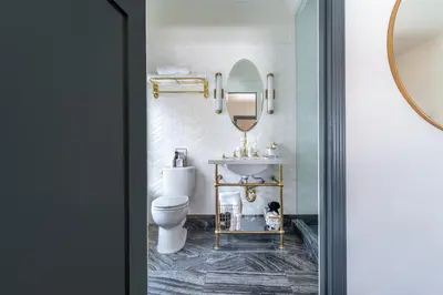 a bathroom with a sink and a toilet at Gold-Diggers in Los Angeles