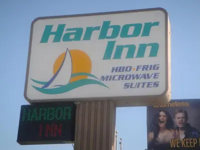 a sign for a hatoroi inn on a street at Harbor Inn in Harbor City