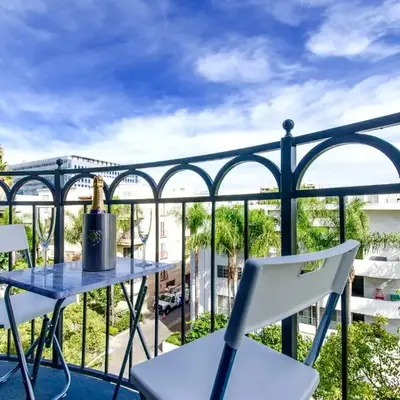 Designer Penthouse 2 Bedroom with Balcony Beverly Hills Adjacent