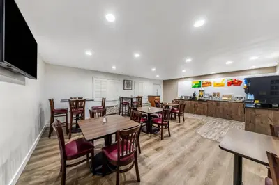 a restaurant with tables and chairs and a bar at Quality Inn & Suites in Hesperia