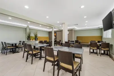 a dining room with tables and chairs at Best Western Plus LA Mid-Town Hotel in Los Angeles