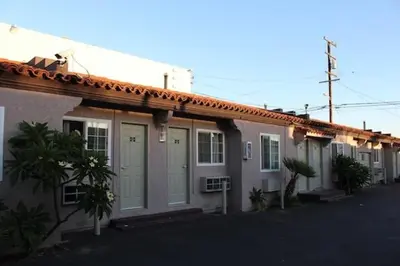 a house with a lot of windows at Beacon Motel in Long Beach