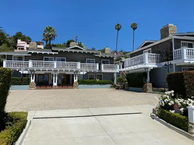 a large house with a large driveway at Inn On SummerHill in Summerland