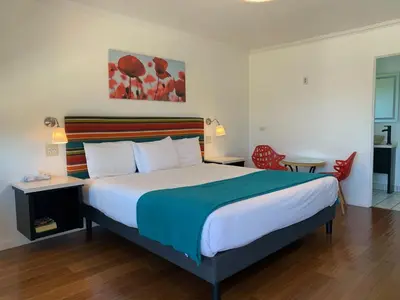 a bedroom with a large bed in a room at Sandyland Reef Inn in Carpinteria