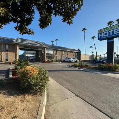 Palm Inn Hotel near Tyler Mall Riverside