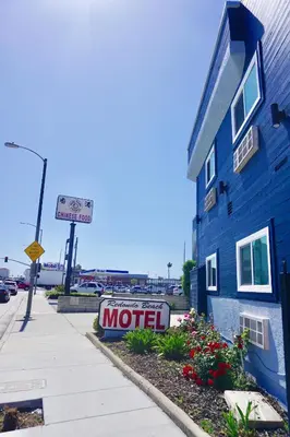 a motel sign on the side of a blue building at Redondo Beach Motel - LAX in Gardena