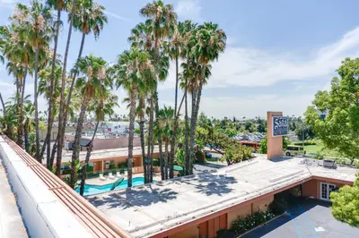 an overhead view of a building with palm trees at Saga Motor Hotel Pasadena in Pasadena