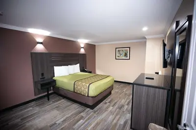 a hotel room with a bed in a room at Rodeway Inn & Suites Bellflower in Bellflower