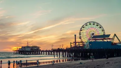 a pier with a ferris wheel and people on the beach at Kings Motel Inglewood in Inglewood