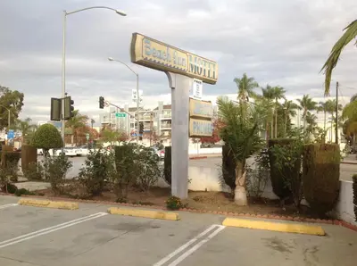 a street sign on the corner of a street at Beach Inn in Long Beach
