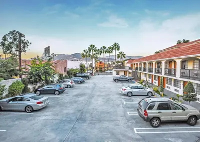 a group of cars parked in a parking lot at Chariot Inn Glendale - Pasadena in Glendale