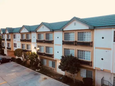 an apartment building with a lot of windows at Glendale Hotel in Glendale
