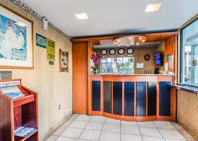 a restaurant with a bar in a room at Aqua Venture Inn in Long Beach
