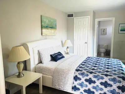 a bedroom with a bed and a table with a lamp at Pasadena suite with private entrance in Pasadena