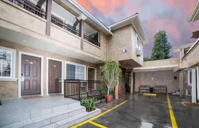 a large house with a courtyard with a patio at Nite Inn at Universal City - Walking Distance to Universal Studios Hollywood in Los Angeles