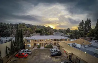 a building with cars parked in a parking lot at Nite Inn at Universal City - Walking Distance to Universal Studios Hollywood in Los Angeles