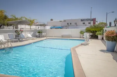 a swimming pool on top of a building at Pasadena Rose & Crown Hotel in Pasadena