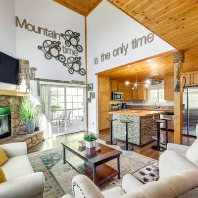 Remodeled Crestline Retreat Walk to Lake Gregory!
