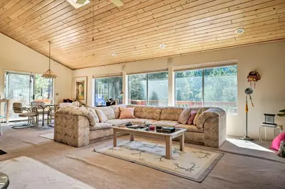 Gallery image of Pine Mountain Club Cottage with Wraparound Deck! in Pine Mountain Club