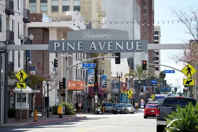a street sign that reads pine avenue on a city street at Historic Hm Mins to Beach, Convention Ctr Parking LB E in Long Beach