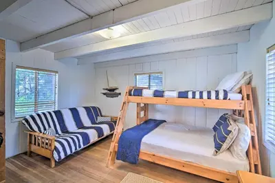 a bedroom with two bunk beds and a couch at Lakeview Lodge Fit for Groups Less Than 1 Mile to Lake! in Lake Arrowhead