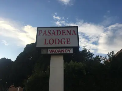 a sign for a la pasablanca lodge on a pole at PASADENA LODGE in Pasadena