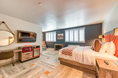 a bedroom with a bed and a flat screen tv at Hotel Lexen Newhall & Santa Clarita - Near Six Flags Magic Mountain in Santa Clarita