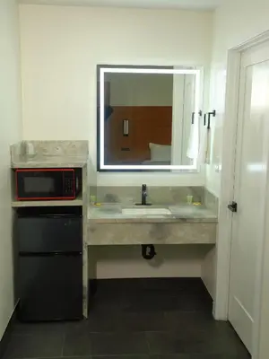 a bathroom with a sink and a mirror at SOFI MOTEL in Los Angeles