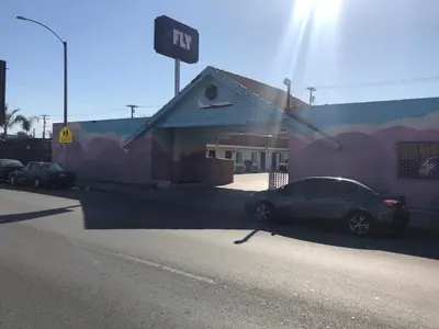 a car parked in front of a fast food restaurant at The Fly Inn Motel in Lynwood