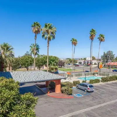 Super 8 by Wyndham Bakersfield/Central