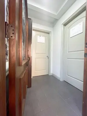 a hallway with a white door and a white door at \u534e\u4eba\u533a\u82b1\u56ed\u522b\u5885 in Temple City
