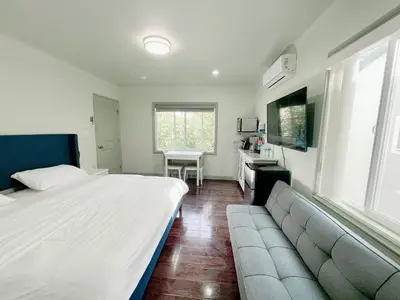 a bedroom with a bed and a couch and a desk at \u534e\u4eba\u533a\u82b1\u56ed\u522b\u5885 in Temple City