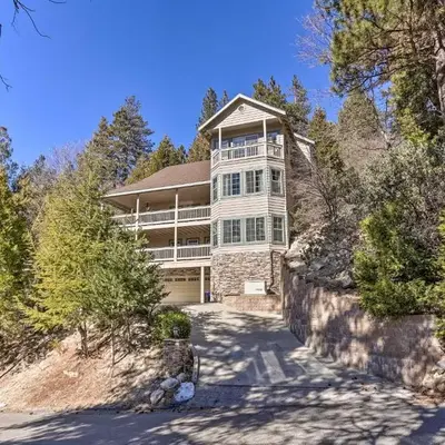 Huge Lake Arrowhead Home with 3 Decks and Grill!