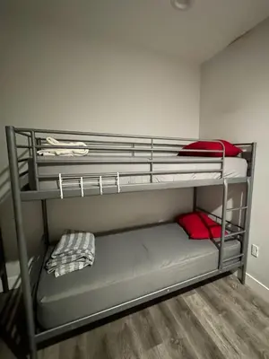 a bunk bed in a room with a bunk bedutenewayewayangering at Fruit Hostel in Los Angeles