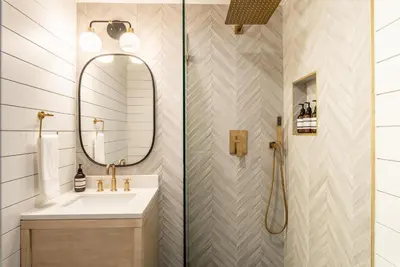 a bathroom with a sink and a mirror at The Kingsley Hotel in Lake Arrowhead